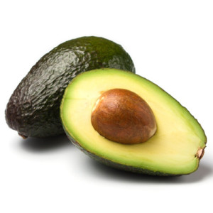 ganze und halbe reife avocado isoliert auf weissem hintergrund