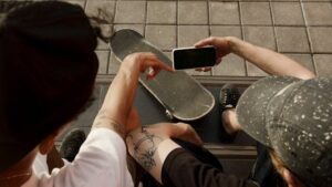 Giovani e nuove abitudini digitali: come le offerte mobile stanno cambiando il modo di vivere online