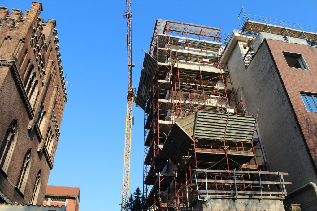 Cantiere di ristrutturazione edilizia con impalcature, riferito ai bonus casa 2026