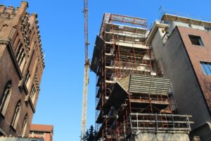 Cantiere di ristrutturazione edilizia con impalcature, riferito ai bonus casa 2026