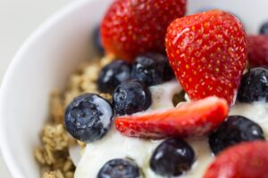Ciotola di yogurt con muesli e cereali, esempio di alimento spesso percepito come piu00f9 sano di quanto sia in realtu00e0