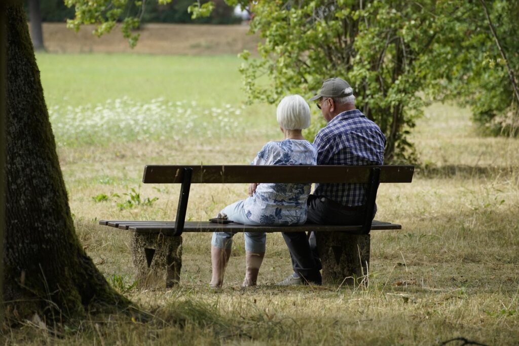Coppia di pensionati anziani sorridenti, guida alla pensione di vecchiaia a 67 anni nel 2026