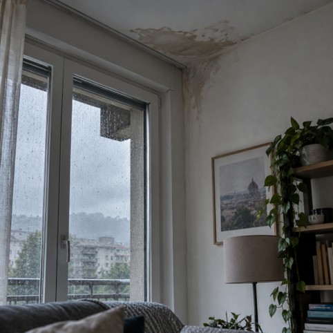 Piove e compare una macchia in casa? Ecco da dove può arrivare davvero l’acqua